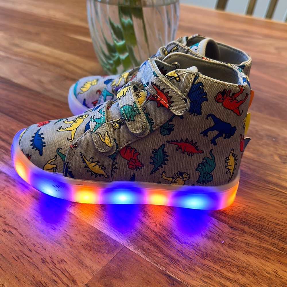 🆕Light Up Dino Shoes 🦕💥